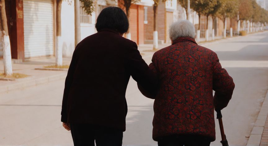 qué cambiarías tú en su lugar de jesús, Persona ayudando a caminar a una persona mayor en una calle tranquila