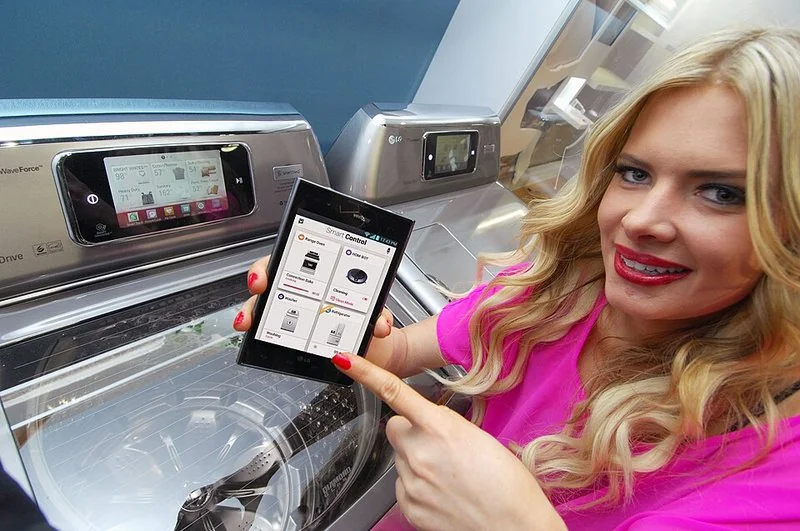 Lavadoras LG de carga frontal con pantalla digital expuestas en tienda