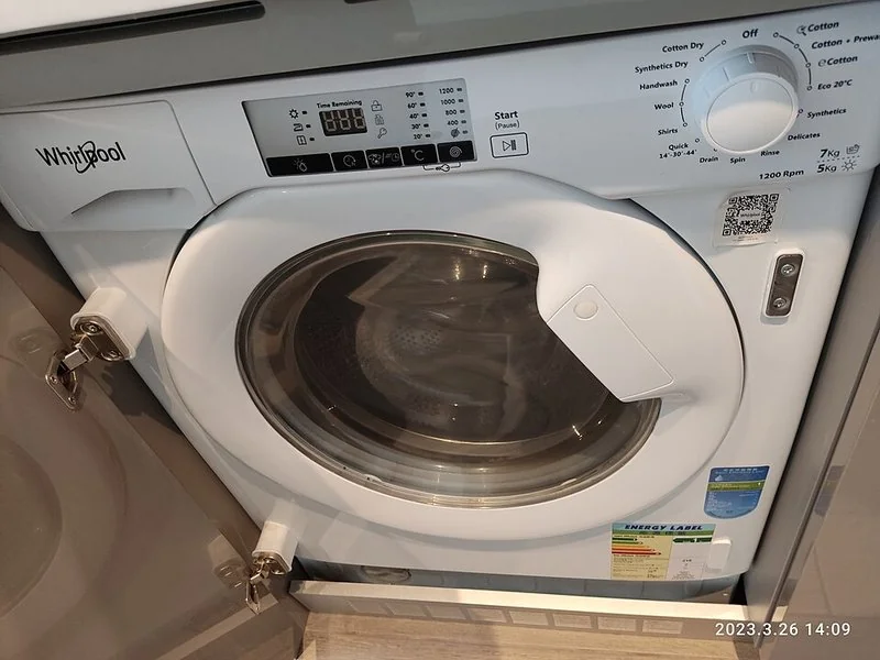 Lavarropas Whirlpool de carga frontal con display digital, perilla de programas y panel de control visible