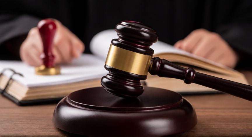 Martillo de juez y documentos legales simbolizando el error inexcusable