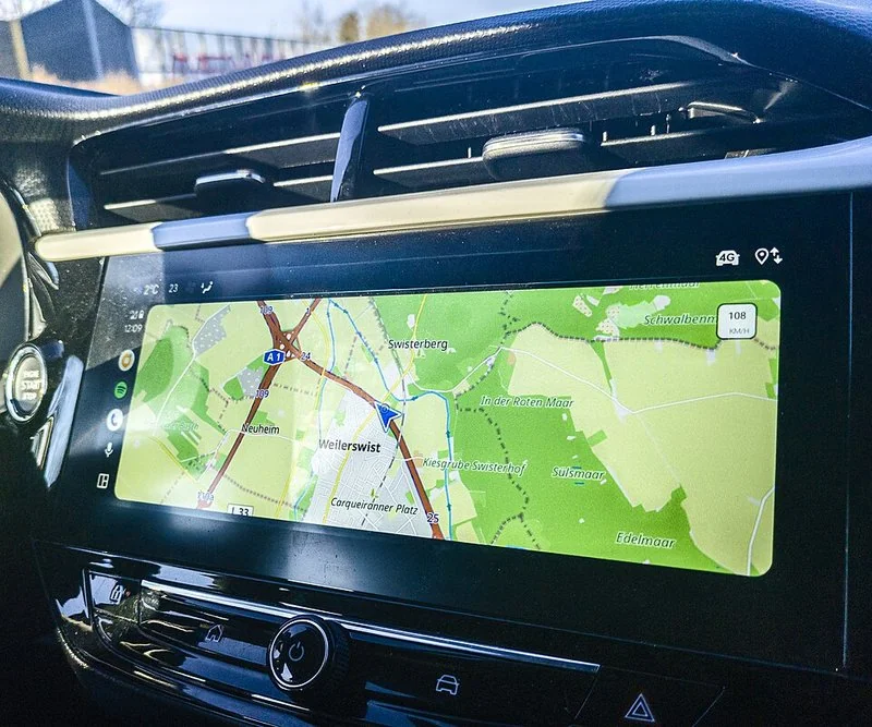 Mapa de navegación de Android Auto en la pantalla del salpicadero de un coche Opel