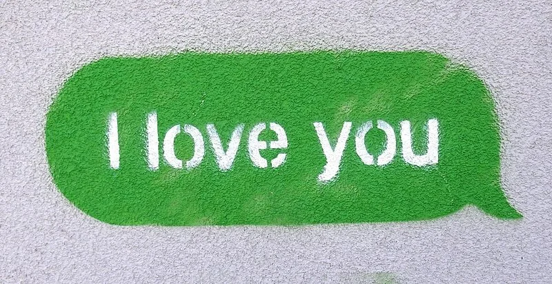 Burbuja de mensaje verde con el texto 'I love you' pintada sobre una pared