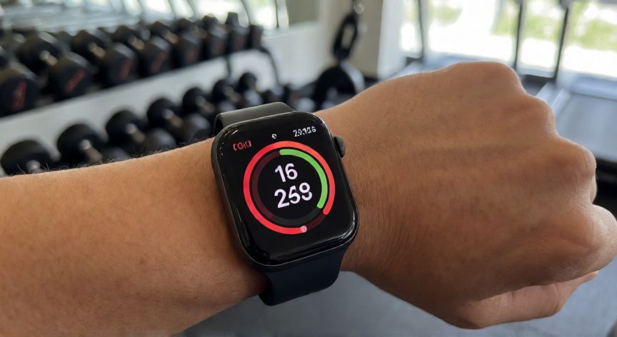 que es mejor andar o hacer ejercicio, Reloj deportivo midiendo la frecuencia cardiaca durante una sesión de ejercicio intenso