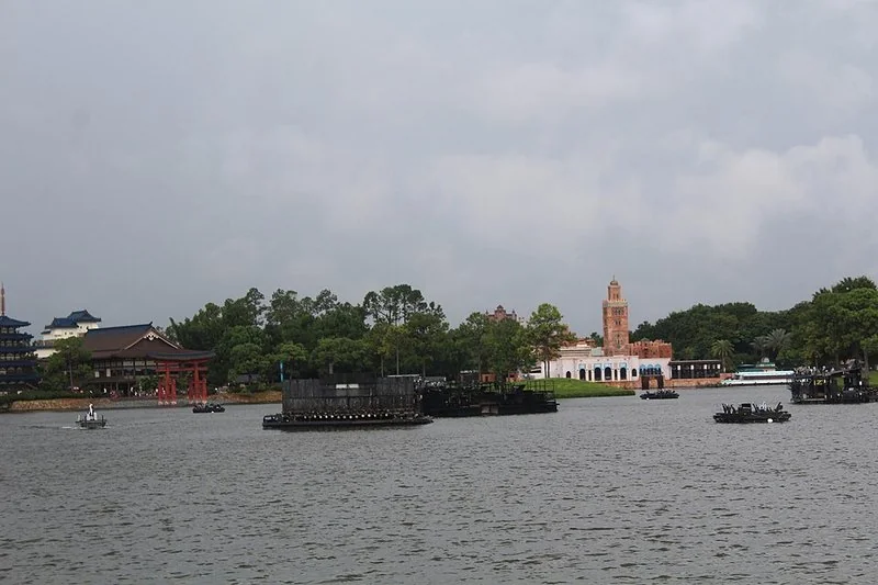 que es mejor animal kingdom o epcot, La laguna de World Showcase en EPCOT, con el pabellón de Japón y su torii y el de Marruecos al fondo