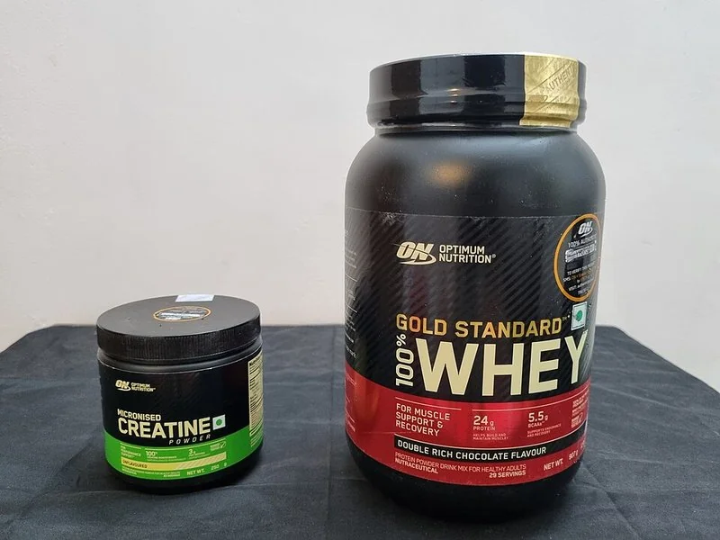 que es mejor animal pak o creatina, Bote pequeño de creatina monohidratada micronizada junto a un bote de proteína whey