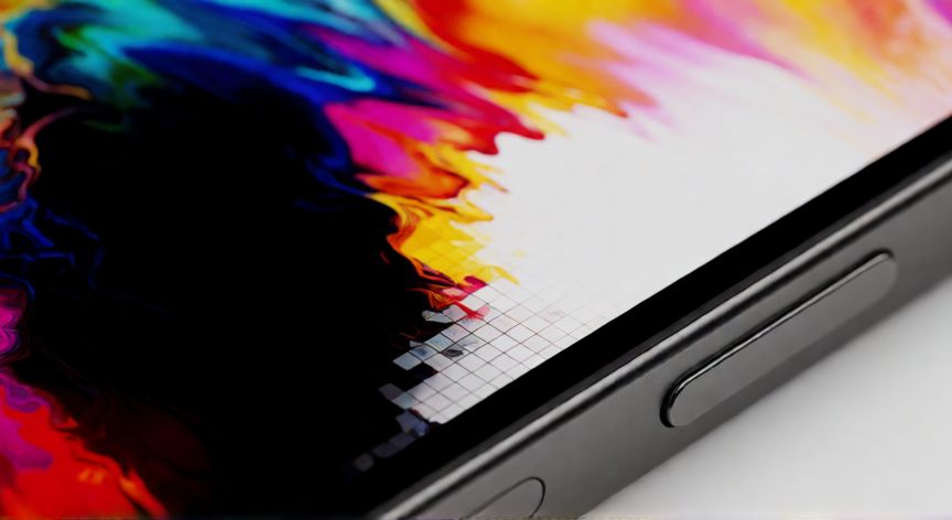 que es mejor oled amoled o qled, Comparación de contraste en pantalla OLED mostrando negros puros y colores vivos