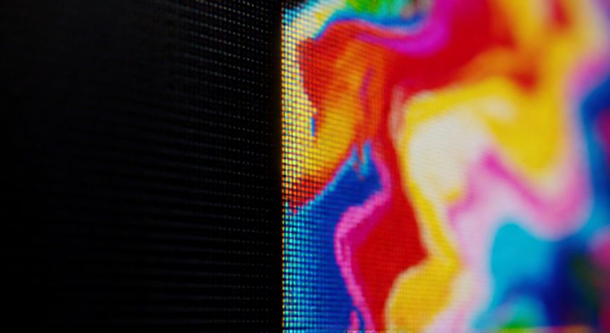 Comparación visual de tecnología OLED y QLED en pantalla