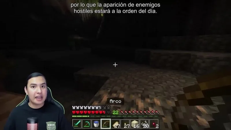 Jugador de Minecraft en cueva oscura con arco y flechas en interfaz.