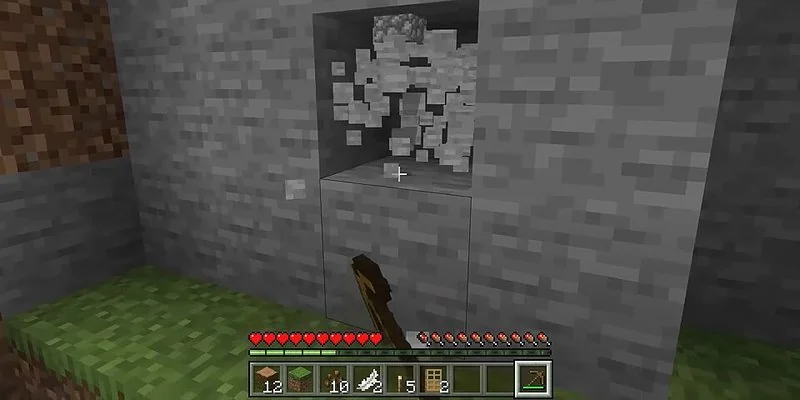 Captura de Minecraft mostrando la rotura de bloques de piedra con pico e interfaz de inventario