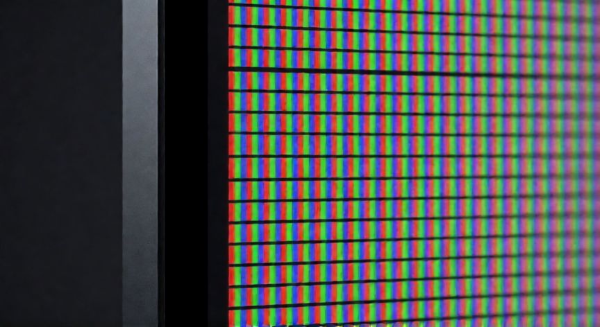 Vista macro de los píxeles RGB en la pantalla de un monitor moderno