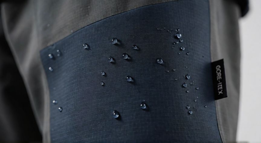 que es tecnologia gore tex, Detalle de membrana textil Gore-Tex con gotas de agua resbalando
