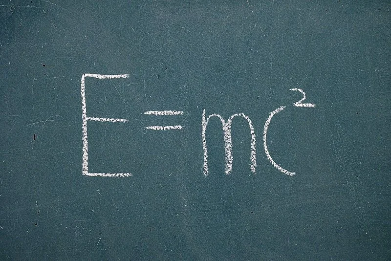 La ecuación E=mc² escrita con tiza sobre una pizarra verde