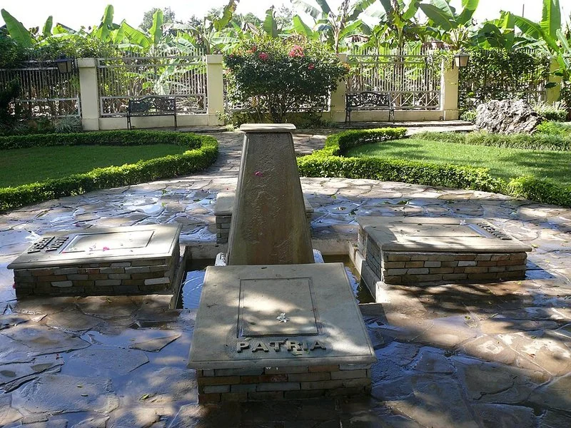 que hicieron las hermanas mirabal, Mausoleo con las lápidas de Patria, Minerva y María Teresa Mirabal en el jardín de la Casa Museo Hermanas Mirabal, en Salcedo, República Dominicana