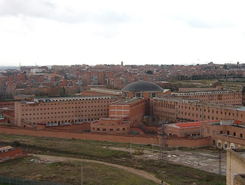 que hicieron los 10 de carabanchel, Vista panorámica de la cárcel de Carabanchel, en Madrid, el penal de ladrillo rojo con su edificio central de cúpula donde se celebró en diciembre de 1973 el ju