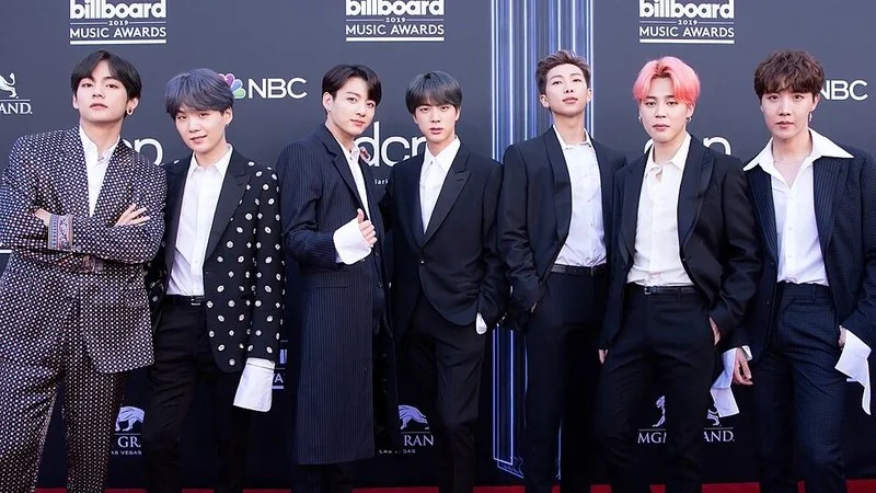 Los siete integrantes de BTS (Jungkook, Jimin, Suga, V, J-Hope, RM y Jin) posan juntos en la alfombra roja de los Billboard Music Awards, el 1 de mayo de 2019.