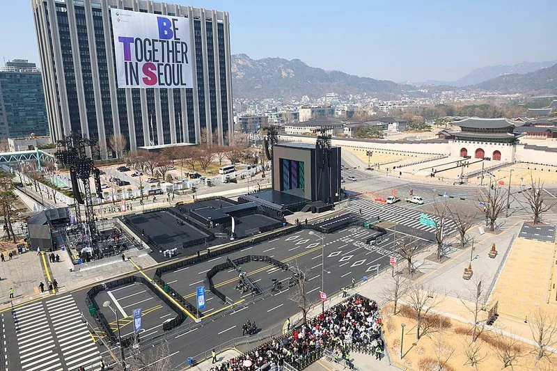 que hicieron los bts, Vista aérea del escenario montado en la Plaza Gwanghwamun de Seúl para el concierto del regreso de BTS, 'BTS COMEBACK LIVE ARIRANG', con el cartel 'Be Together 