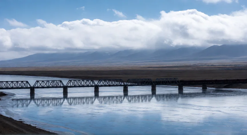 que hicieron los chinos en el tibet, El ferrocarril Qinghai-Tíbet, la línea ferroviaria más alta del mundo, cruzando el meseta tibetano