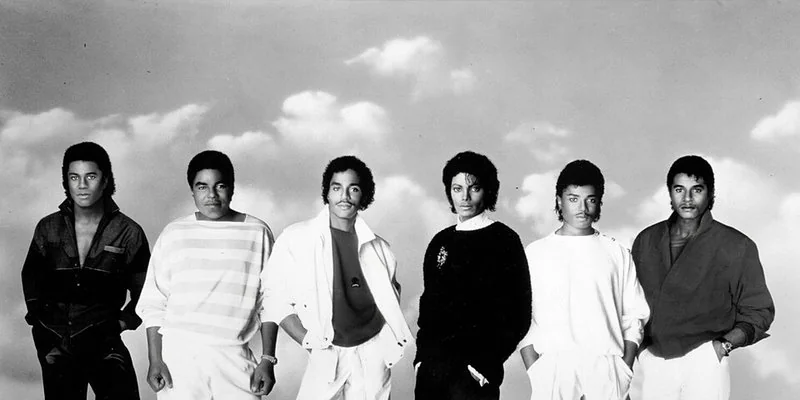 que hicieron los hermanos de michael jackson, Los seis hermanos Jackson —Randy, Tito, Jackie, Michael, Marlon y Jermaine— posando en fila ante un cielo nublado en la fotografía promocional en blanco y negro