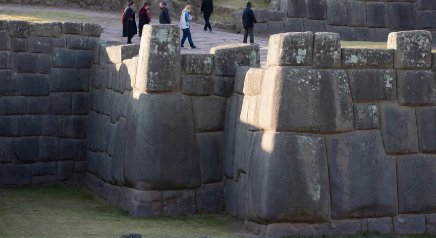 que hicieron los incas, Muro poligonal de Sacsayhuamán en Cusco con piedras encajadas sin argamasa