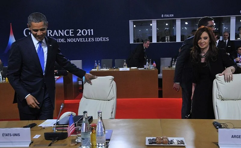que hicieron los kirchner, La presidenta Cristina Fernández de Kirchner junto al presidente de Estados Unidos, Barack Obama, al inicio de la cumbre del G-20 en Cannes, Francia, 2011