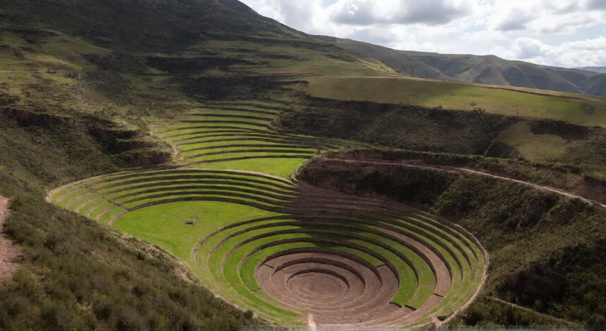 que hicieron los wari, Terrazas circulares de Moray, ingeniería agrícola wari en los Andes peruanos.