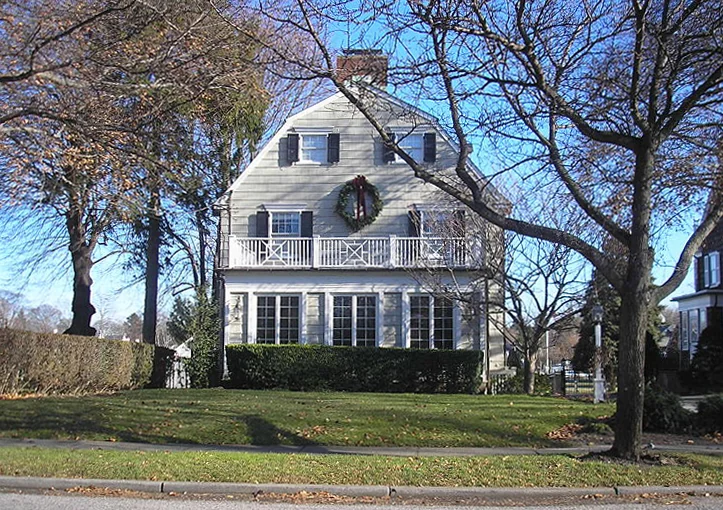 La casa de Amityville (Ocean Avenue, Long Island, Nueva York), vivienda colonial holandesa de tres plantas donde se produjeron los asesinatos de la familia DeFe