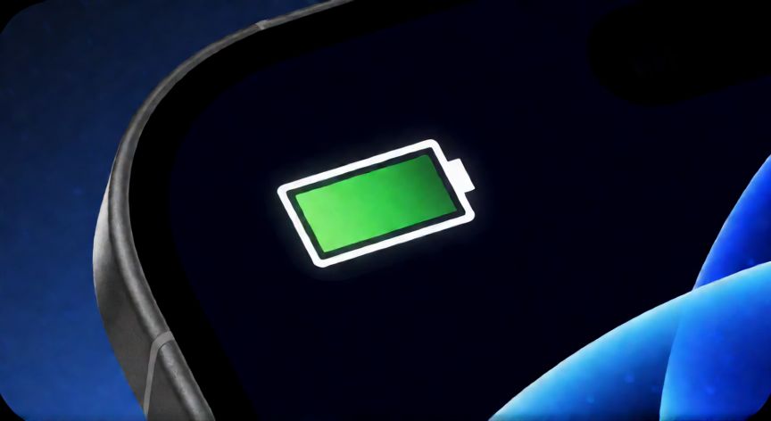 que iphone comprar en 2026 calidad precio, Icono de batería al 100 por ciento en pantalla de móvil