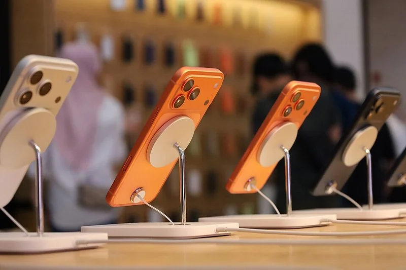 iPhone 17 Pro expuestos en la tienda Apple durante su lanzamiento, en color naranja y blanco