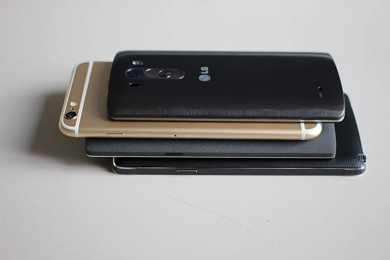 que iphone fue el mas vendido, Comparación de tamaños: iPhone 6 Plus dorado junto a OnePlus One, LG G3 y Galaxy Note 4