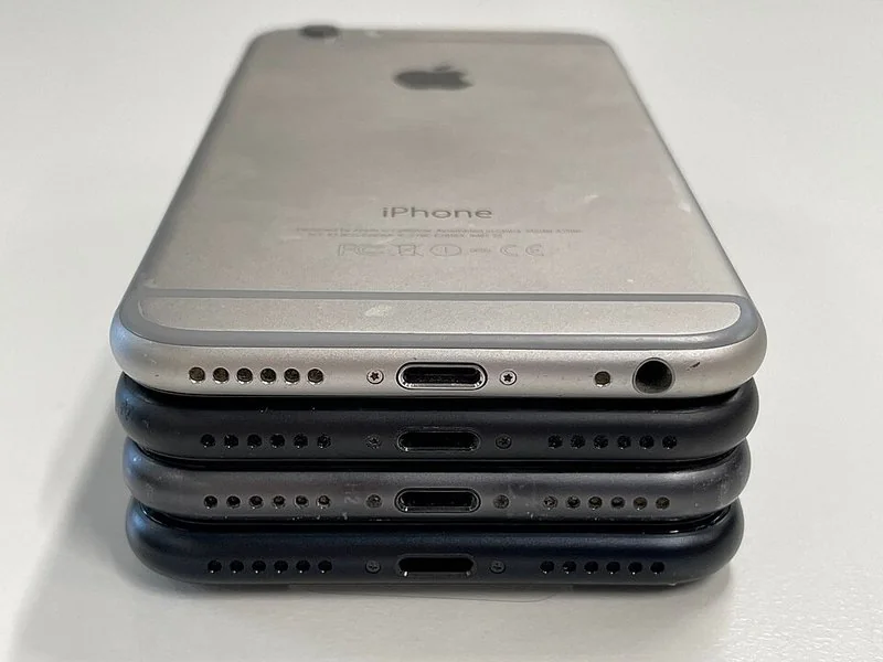 que iphone fue el mas vendido, Vista trasera e inferior del iPhone 6 plateado apilado con iPhone 7, 8 y SE2