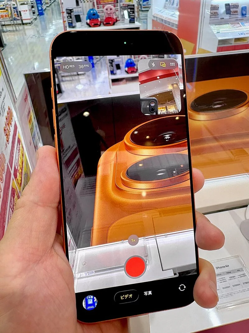 que iphone graba en 4k 120 fps, Grabación de vídeo en curso con la app Cámara de un iPhone 17 Pro Max en tienda