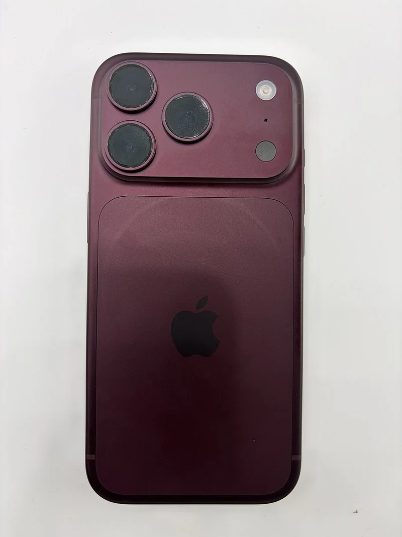 que iphone hace mejores fotos, Parte trasera del iPhone 18 Pro Max con tres cámaras y logo Apple