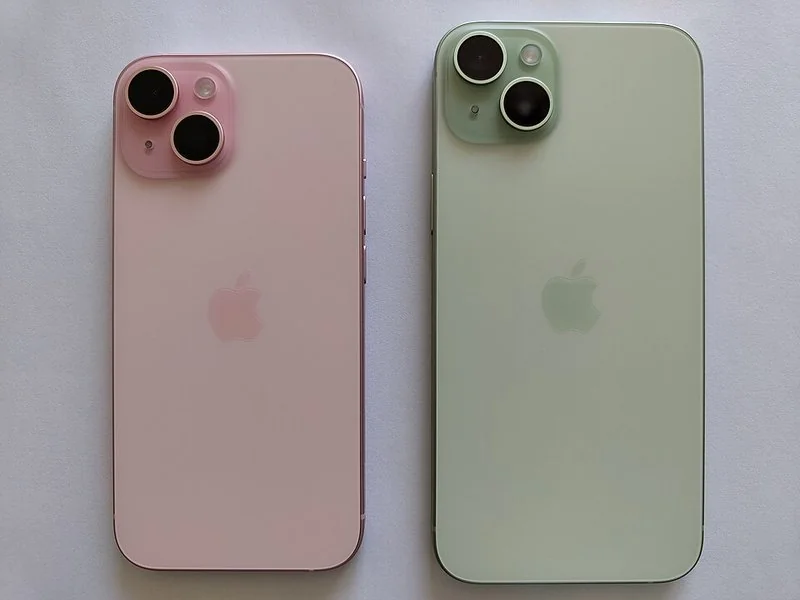 que iphone lleva el chip a16, iPhone 15 y iPhone 15 Plus vistos por detrás, en rosa y verde, con doble cámara