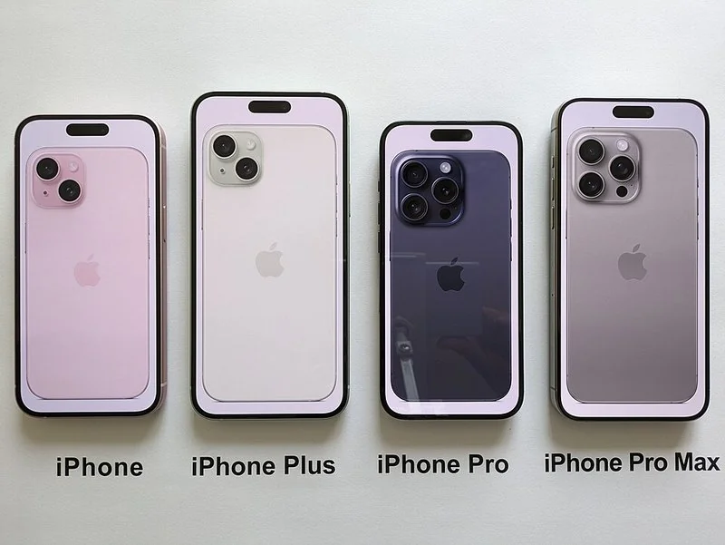 Cuatro modelos de iPhone alineados: iPhone, Plus, Pro y Pro Max