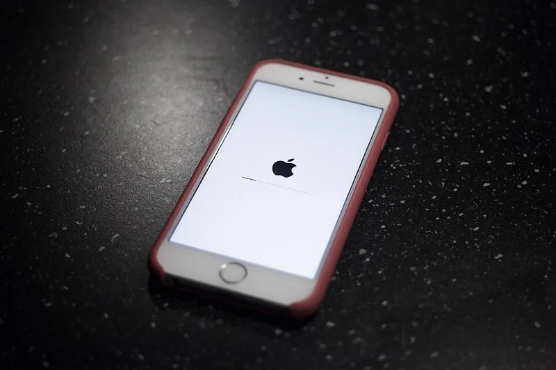 iPhone 6 mostrando la pantalla de actualización de iOS con la manzana de Apple