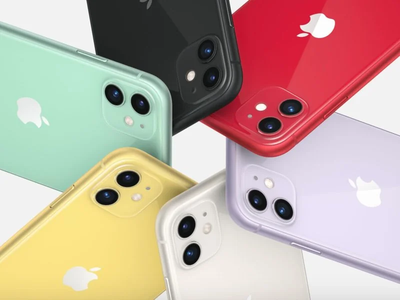 Vista trasera de múltiples modelos de iPhone 11 en diferentes colores (verde, negro, rojo, amarillo, blanco y púrpura) mostrando su diseño con doble cámara.