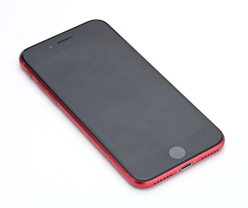 que iphone no se actualiza en 2027, Frente del iPhone SE de segunda generación en color rojo, destacando su pantalla Retina de 4.7 pulgadas y el botón táctil Home.