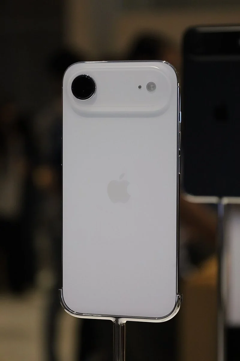 que iphone permite esim, iPhone Air en color Cloud White, el primer iPhone solo eSIM en todo el mundo