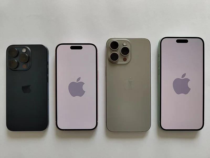 iPhone 15 Pro en varios colores, vistos por delante y por detrás, con su puerto USB-C