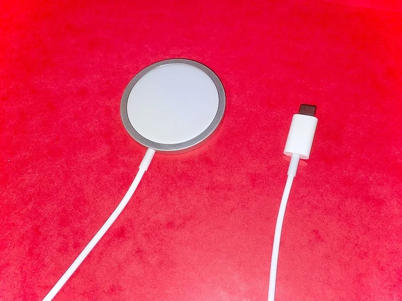 que iphone puede compartir bateria, Cargador MagSafe con cable USB-C, el sistema magnético de carga del iPhone