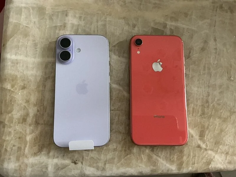 iPhone 17 morado junto a un iPhone XR rojo, comparando el modelo actual con el que pierde soporte