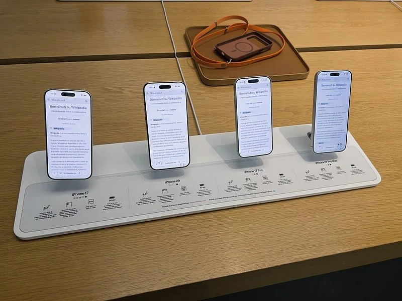 iPhone 17, iPhone Air, iPhone 17 Pro y iPhone 17 Pro Max expuestos en una tienda con sus especificaciones