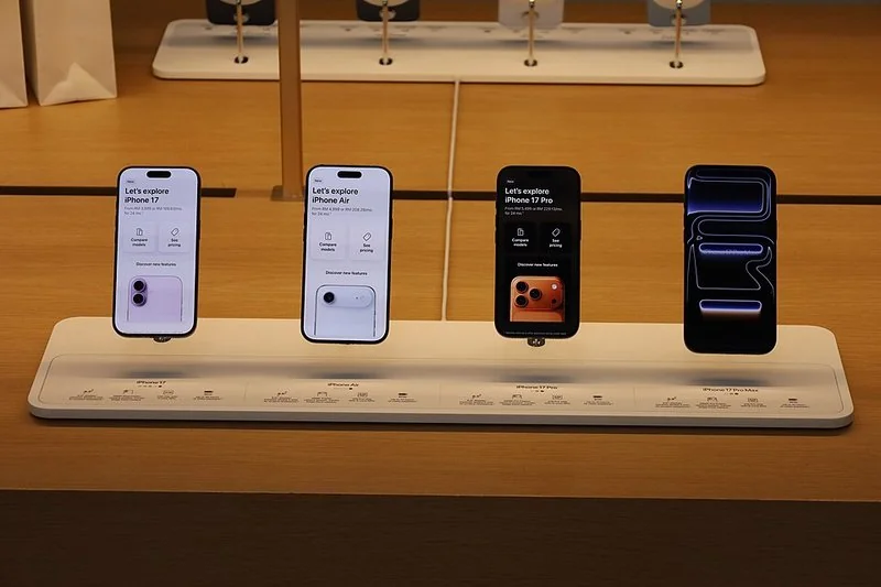 que iphone renta comprar en 2026, iPhone 17, iPhone Air, iPhone 17 Pro y iPhone 17 Pro Max en un expositor de tienda Apple