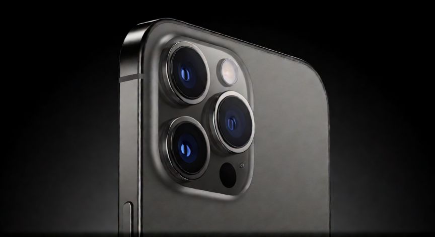 que iphone salio en 2021, Detalle del sistema de triple cámara en la parte trasera de un iPhone 13 Pro Max