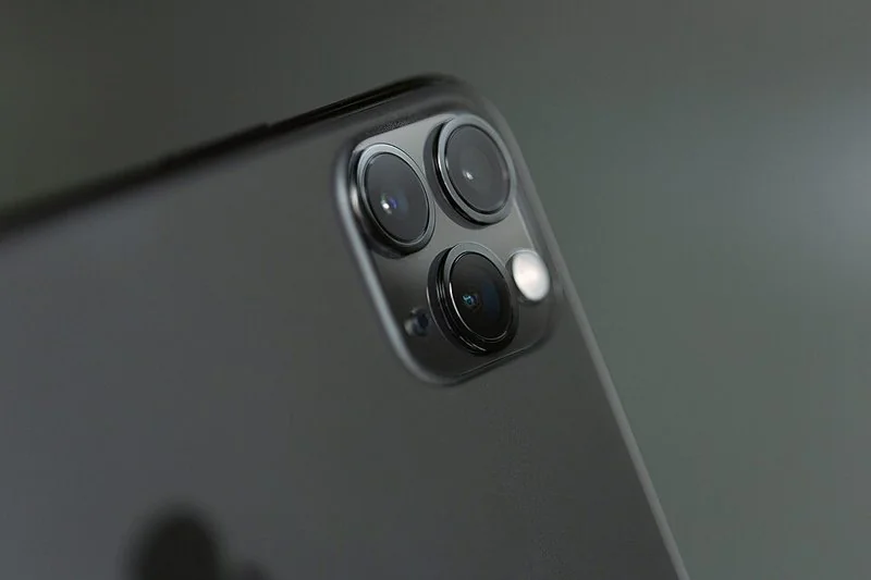 Primer plano de las tres cámaras traseras del iPhone 11 Pro en disposición triangular
