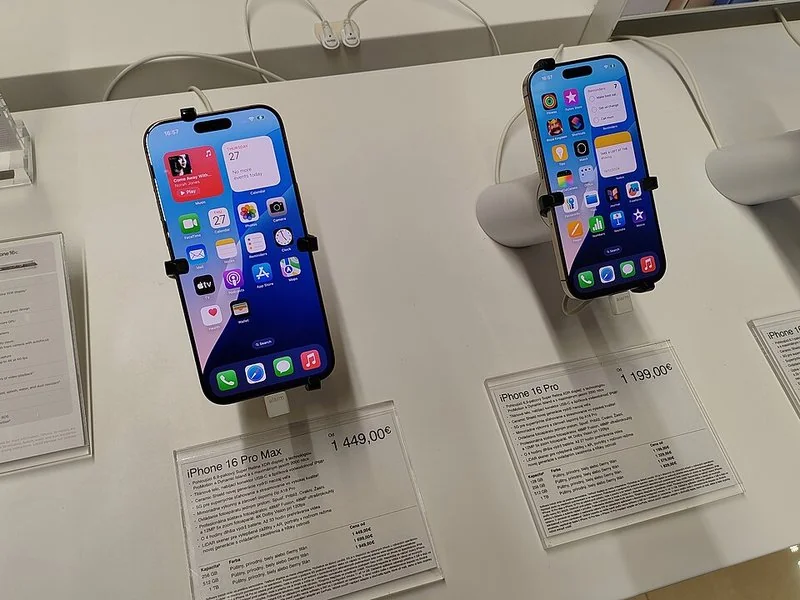que iphone tiene 3 camaras, iPhone 16 Pro Max y iPhone 16 Pro expuestos en una tienda con sus precios