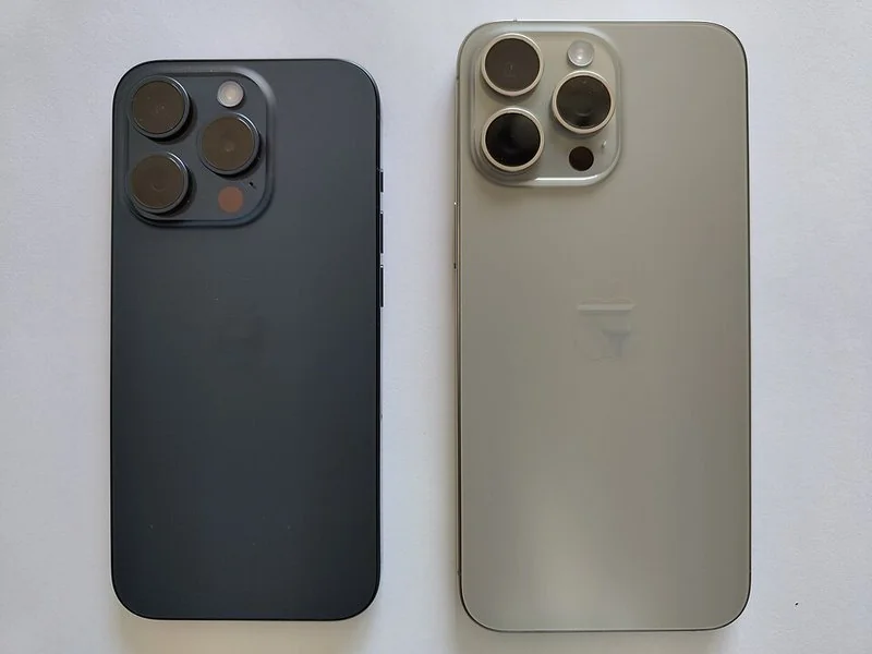 que iphone tiene carga inalambrica, Traseras de dos iPhone 15 Pro con la bobina MagSafe y el logotipo de Apple centrado