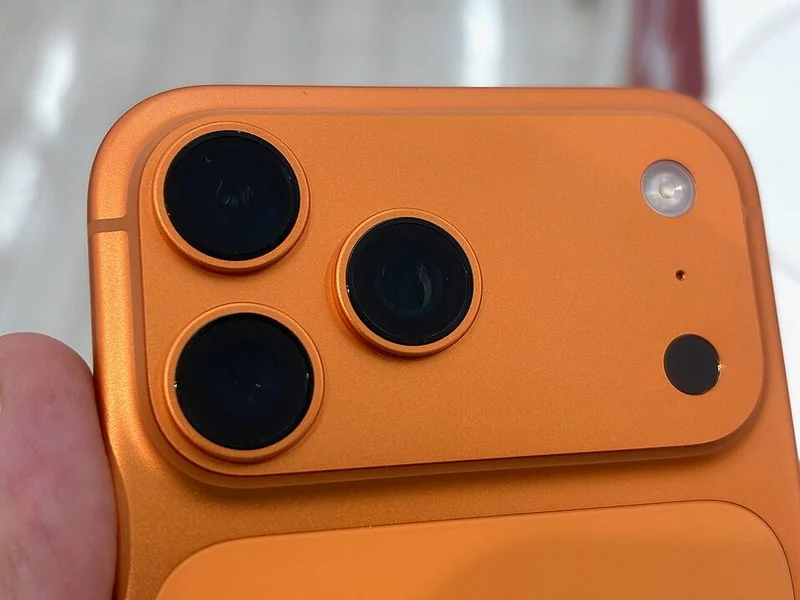 que iphone tiene esim, Primer plano cámara trasera iPhone 17 Pro Max naranja cósmico