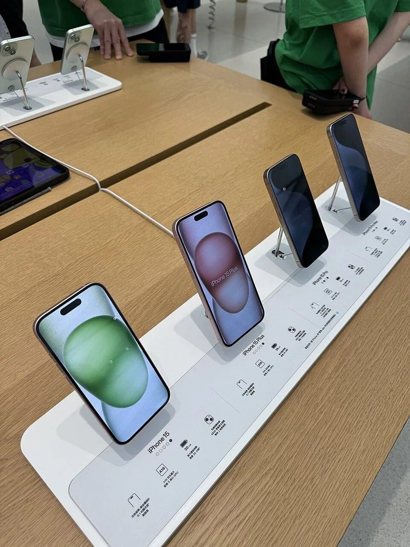 que iphone usa entrada tipo c, iPhone 15, 15 Plus y 16 con conector USB-C expuestos en una tienda Apple