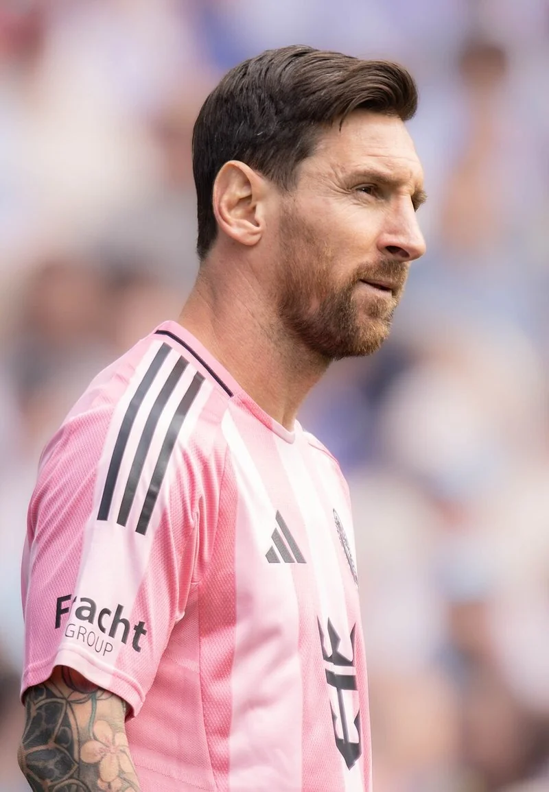 que iphone usa messi, Messi de perfil con camiseta rosa del Inter Miami en partido de 2025